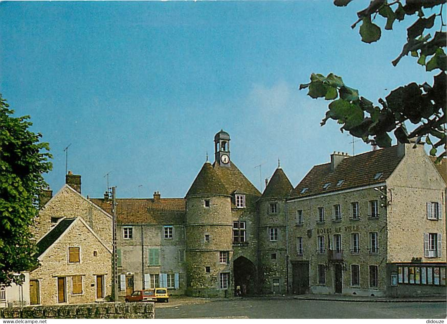 77 - Tournan En Brie - La Place Edmond De Rothschild - CPM - Voir Scans Recto-Verso - Tournan En Brie