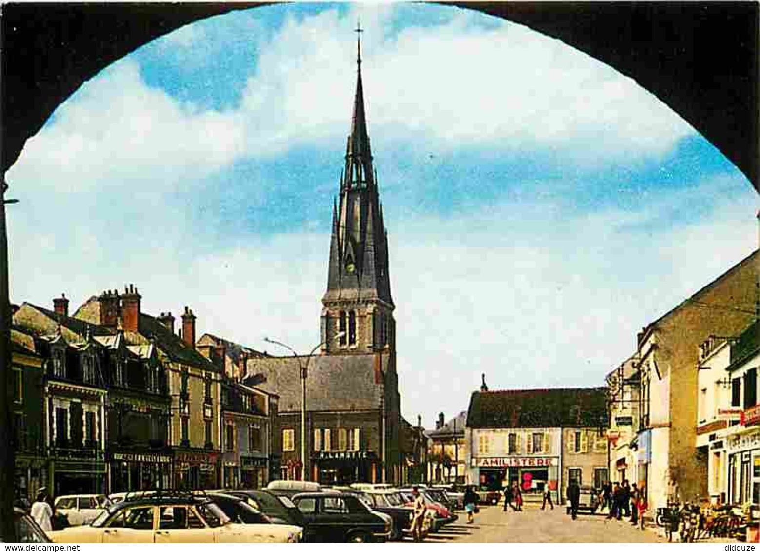 45 - Beaune La Rolande - La Place Du Marché Et L'église Saint-Martin - Automobiles - Carte Neuve - CPM - Voir Scans Rect - Beaune-la-Rolande