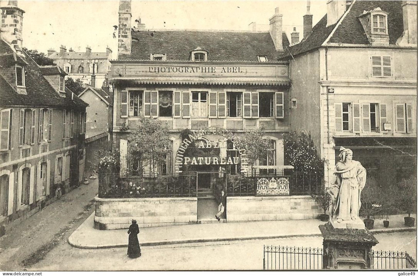 8598 CPA Bourges - Photographie Abel Patureau - Place Jacques Coeur - Autres & Non Classés