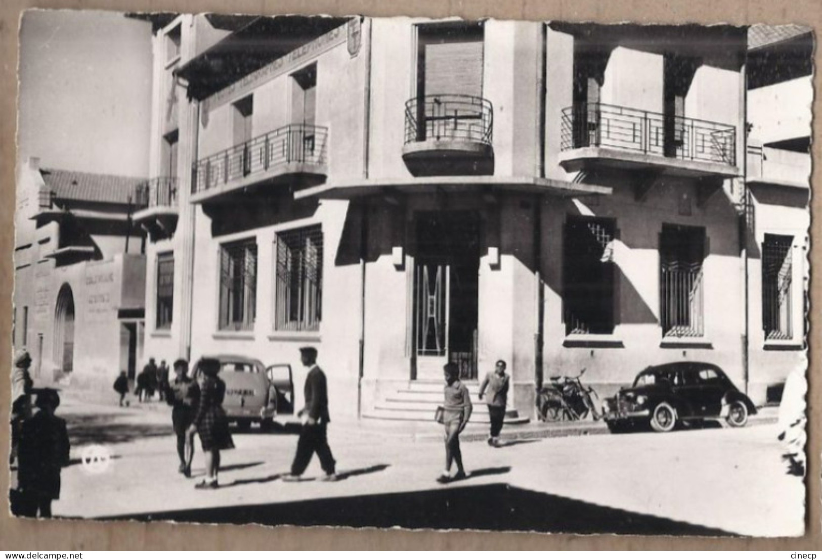 CPSM ALGERIE - BATNA - La Poste - TB PLAN EDIFICE PTT Jolie ANIMATION Centre Ville + TB AUTOMOBILE RENAULT 4 CV - Batna