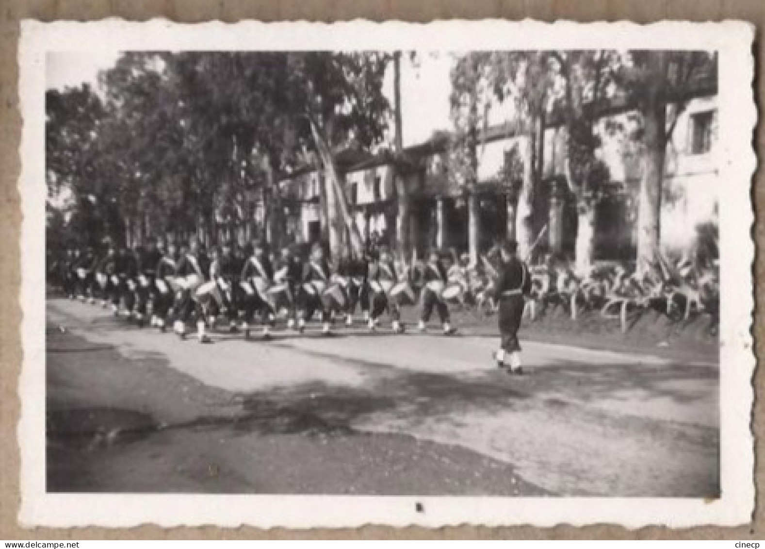 PHOTOGRAPHIE MILITARIA Défilé Militaire Centre Ville ?  - 45 ème Régiment Infanterie ? MUSIQUE - Camion, Tir