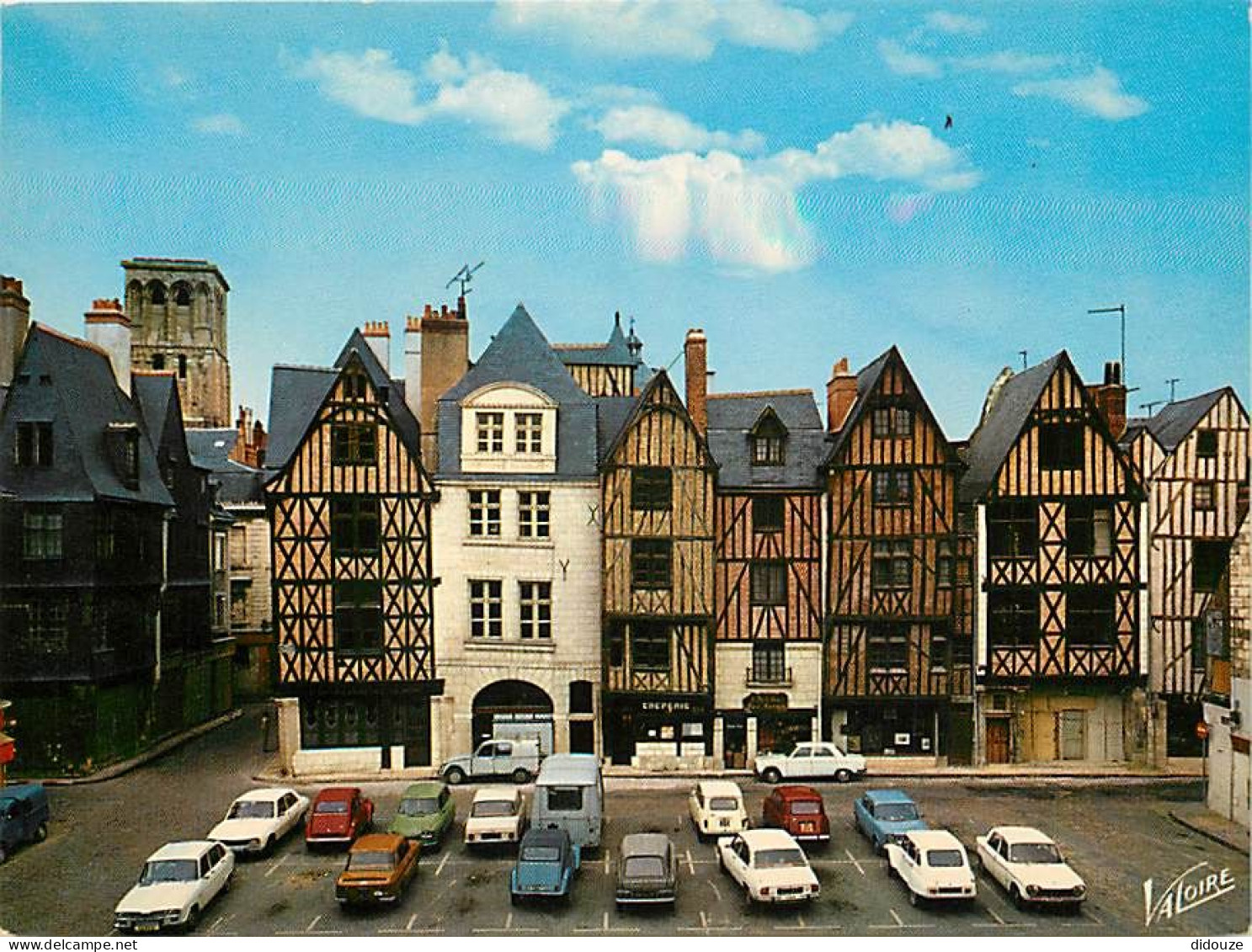 Automobiles - Tours - Maisons Du XVe Siècle,place Plumereau, Ancien Carroi Aux Chapeaux - Au Fond, à Gauche, La Tour Cha - Turismo