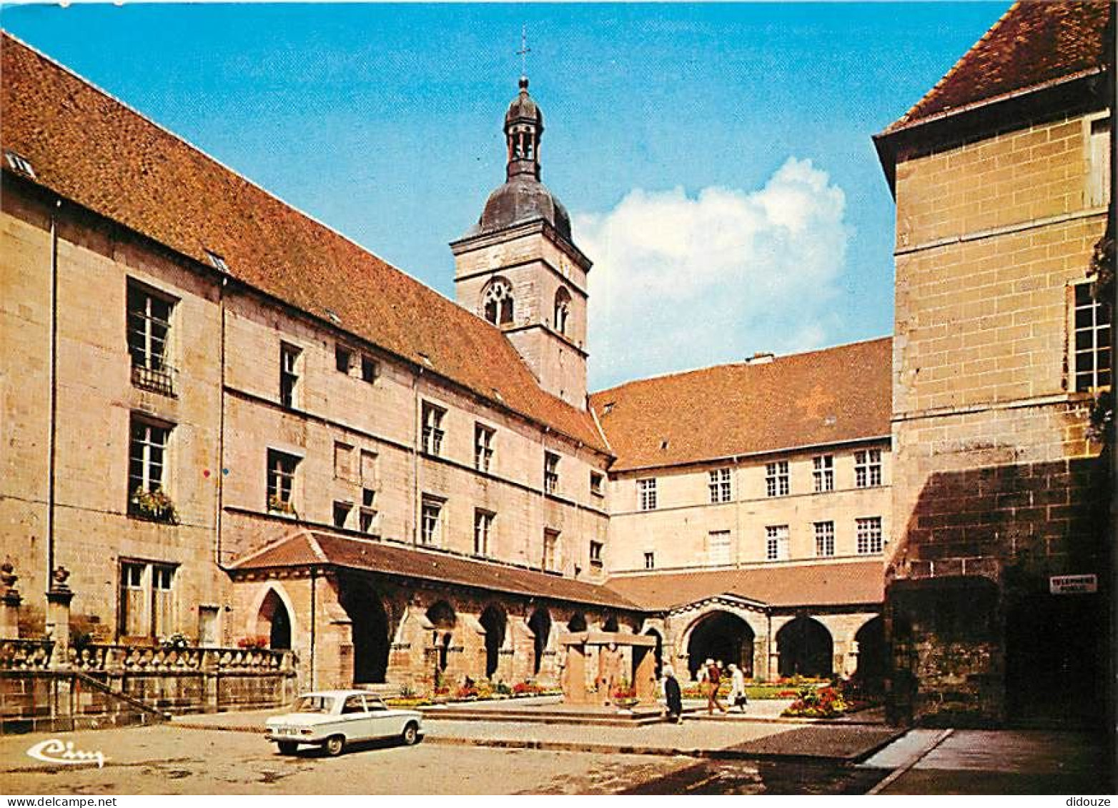 Automobiles - Luxeuil Les Bains - Le Cloître - CPM - Voir Scans Recto-Verso - Turismo