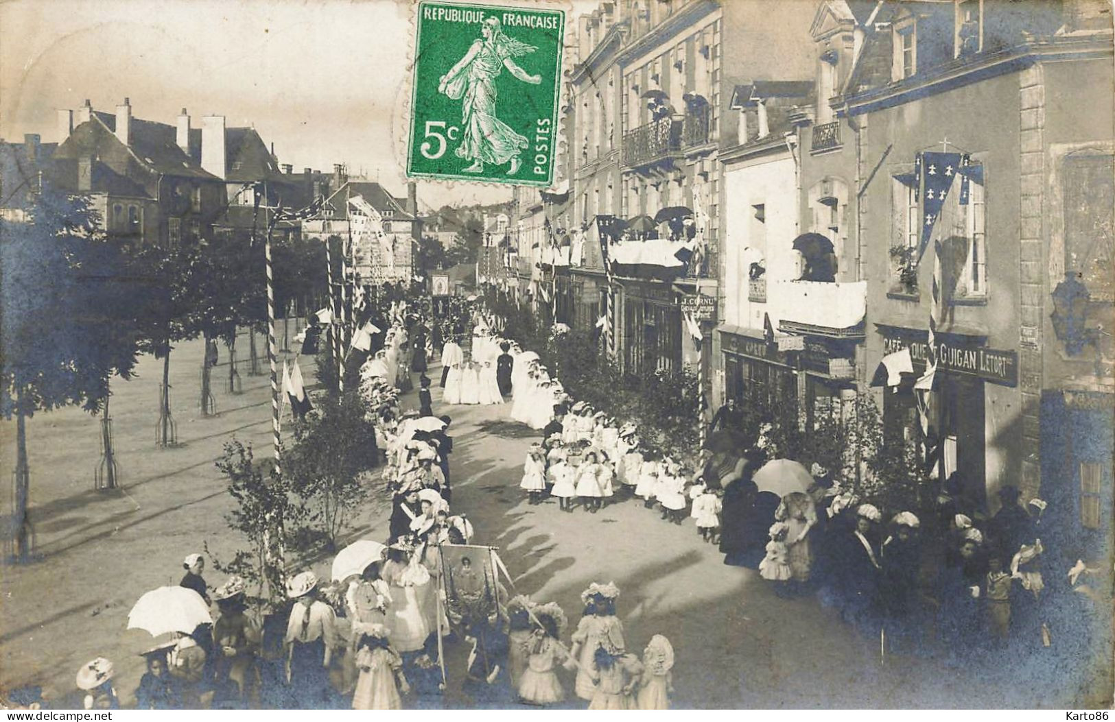 Chateaubriant * Carte Photo 1911 * Fête Sur La Place De La Motte * Café De L'Ouest GUIGAN LETORT * Café De France - Châteaubriant