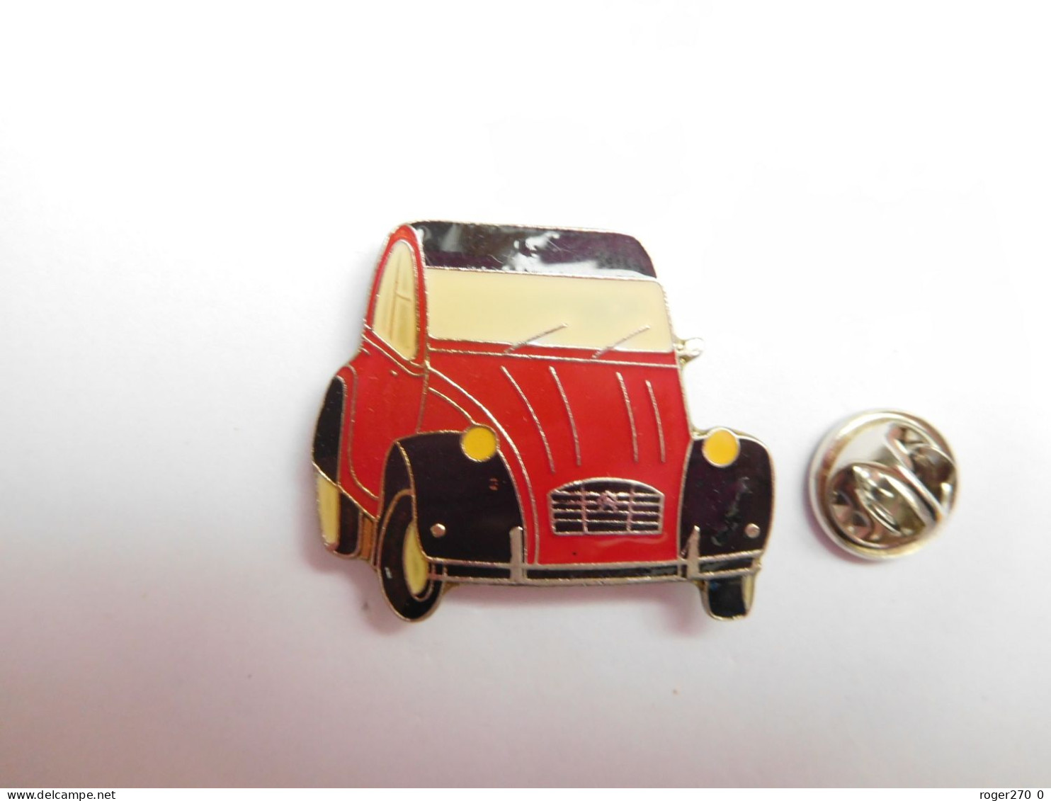 Beau Pin's , Auto Citroën 2CV , 2 CH , Rouge Et Ailes Noires Sur Fond Argent Quadrillé - Citroën