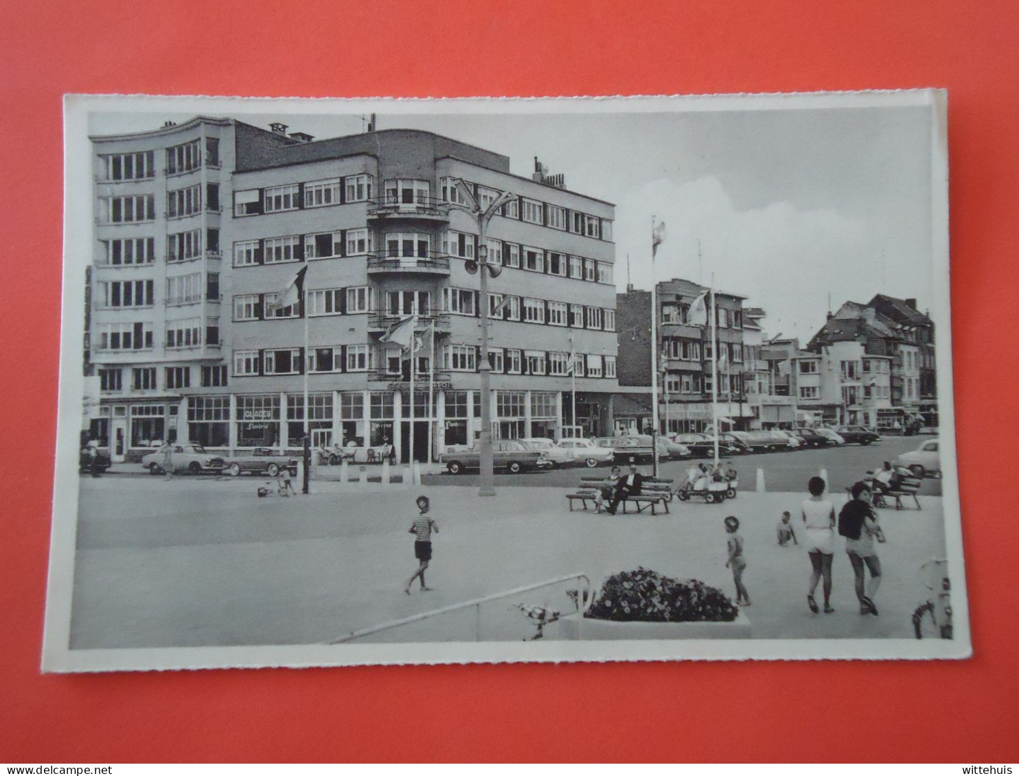 Oostduinkerke  Koninginplaats En  Zeedijk       (2scans) - Oostduinkerke