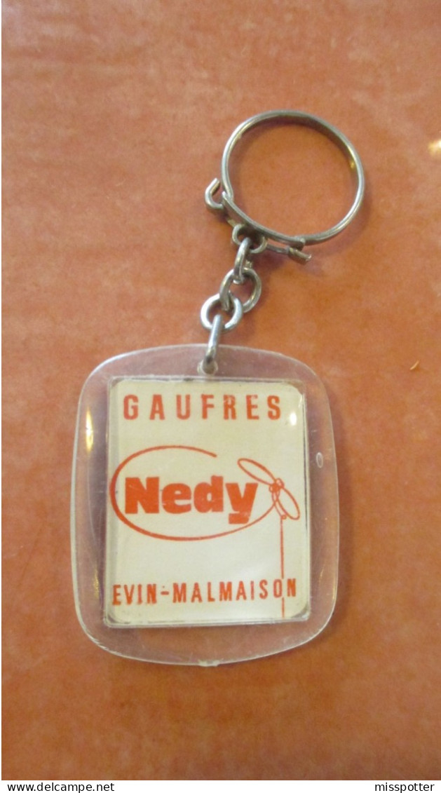 Porte Clé Vintage Géant Des Flandres Gaufres Nedy Evin-Malmaison - Porte-clefs