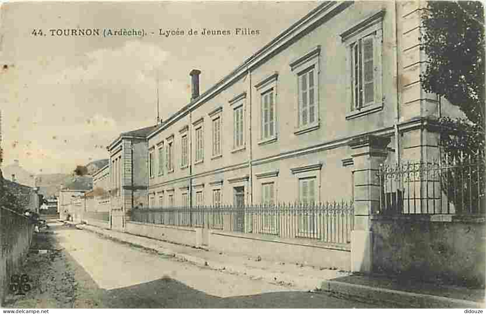 07 - Tournon Sur Rhone - Lycée De Jeunes Filles - Etat Pli Visible Coin Supérieur Droit - CPA - Voir Scans Recto-Verso - Tournon