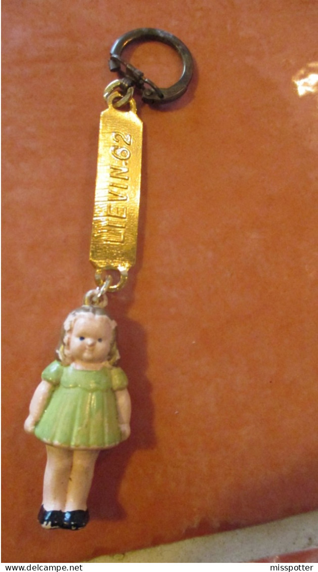 Porte Clé Vintage Poupée Confiserie Goubet-Naudin Liévin ( La Poupée Fait 4 Cm De Haut Sans Compter L'attache ) - Porte-clefs