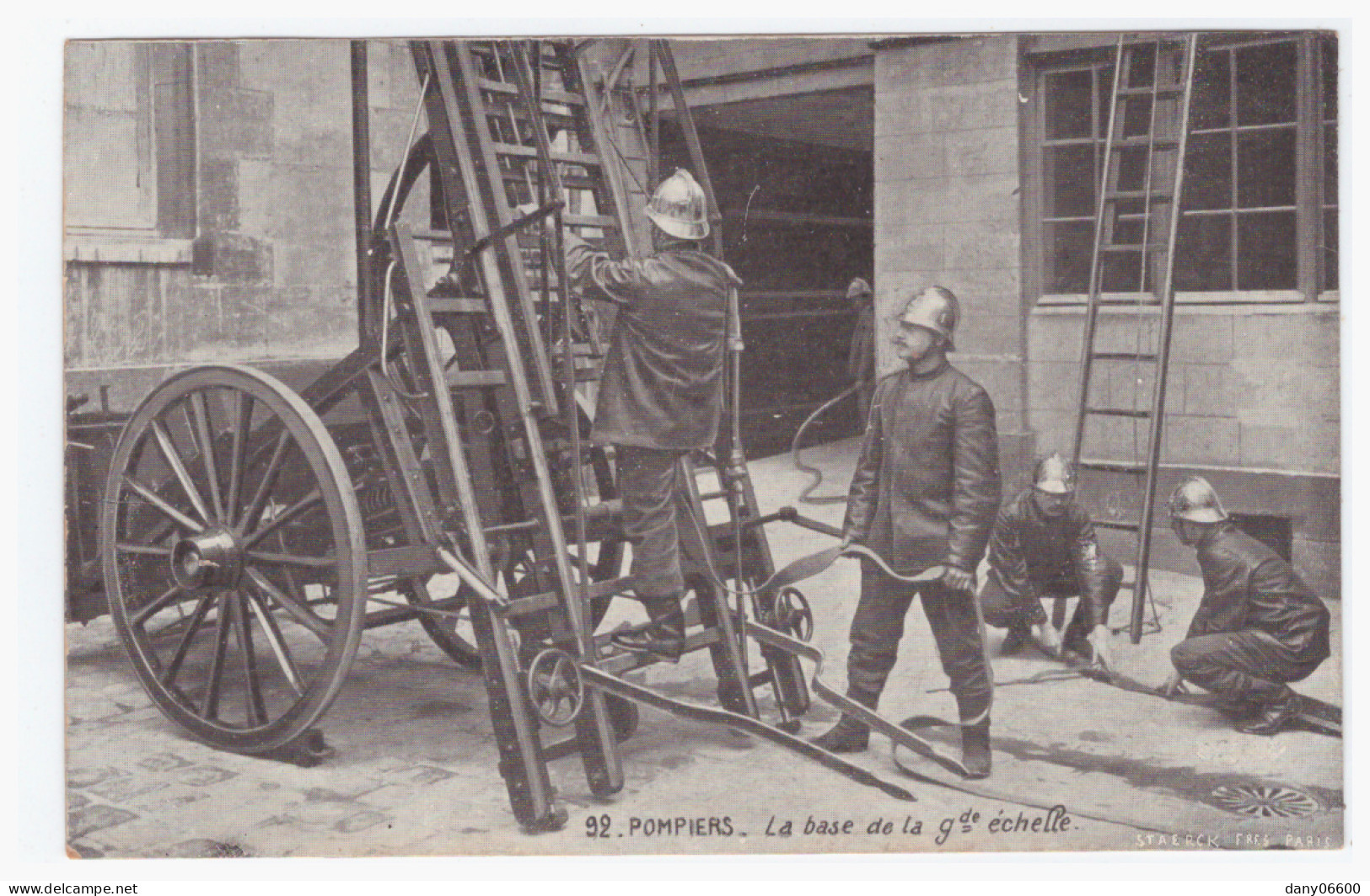 POMPIERS - La Base De La Gde échelle  (carte Animée) - Firemen