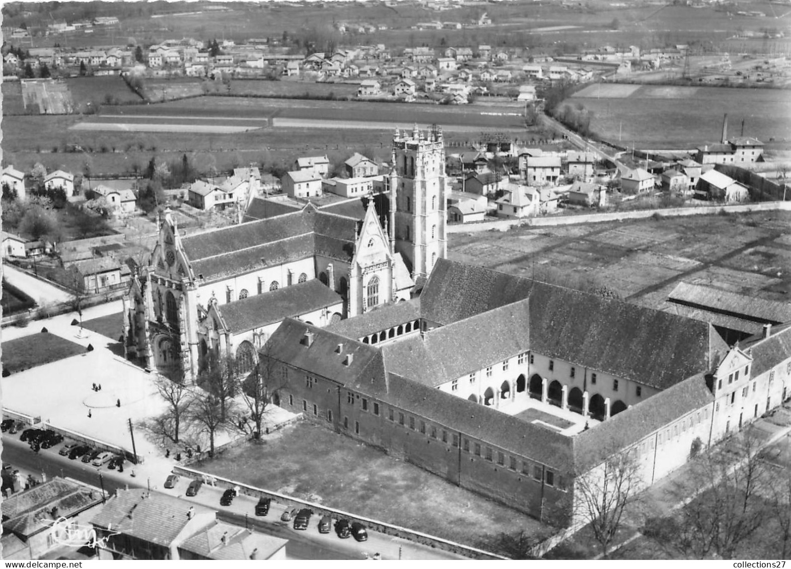 01-BOURG-EN-BRESSE- EGLISE DE BROU ET LE CLOÏTRE VUE AERIENNE - Brou - Chiesa