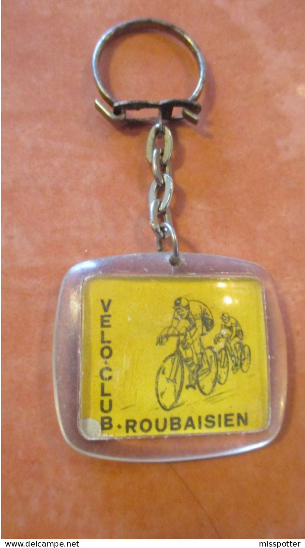 Porte Clé Vintage Vélo Club Roubaix Championnat De France Cycliste Amateurs Sur Piste 1966 - Porte-clefs