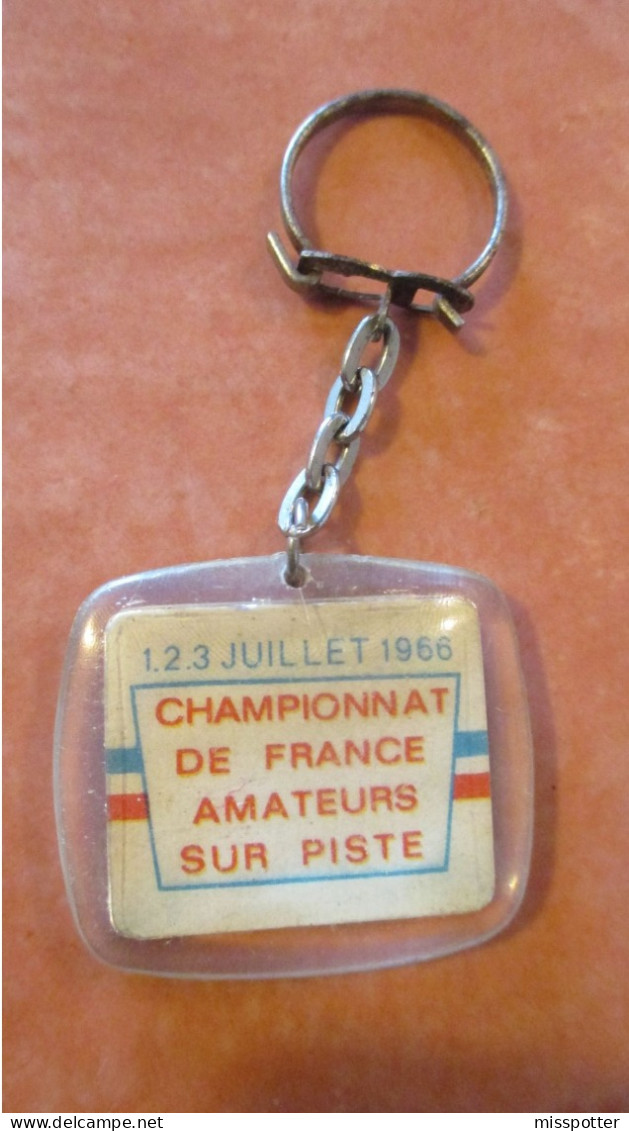 Porte Clé Vintage Vélo Club Roubaix Championnat De France Cycliste Amateurs Sur Piste 1966 - Porte-clefs