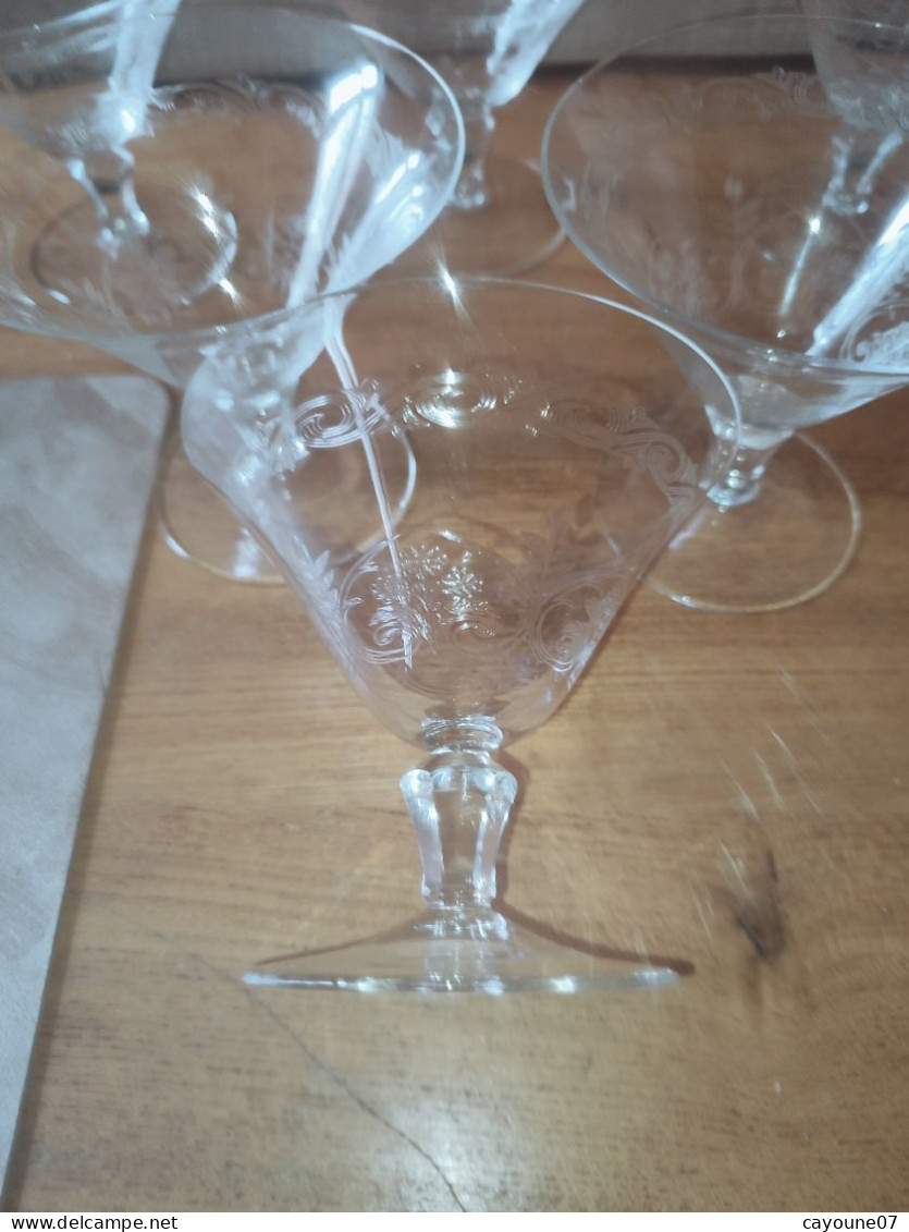 Six Coupes à Champagne  En Cristal Gravé Décor De Fleurs Feuillage Et Frise Dans Le Goût De Baccarat St Louis - Glas & Kristall