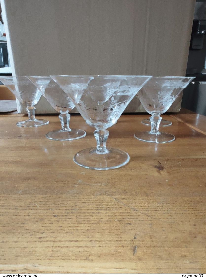 Six coupes à champagne  en cristal gravé décor de fleurs feuillage et frise dans le goût de Baccarat St Louis