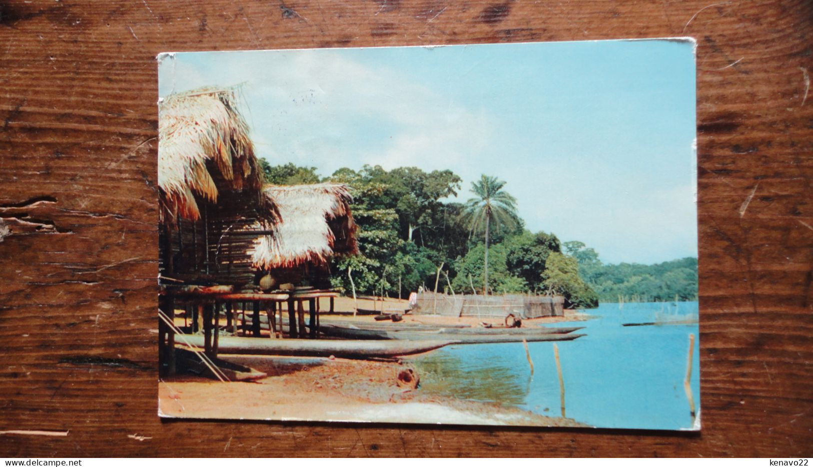 Carte Assez Rare , Libéria , Cases Sur Pilotis - Liberia