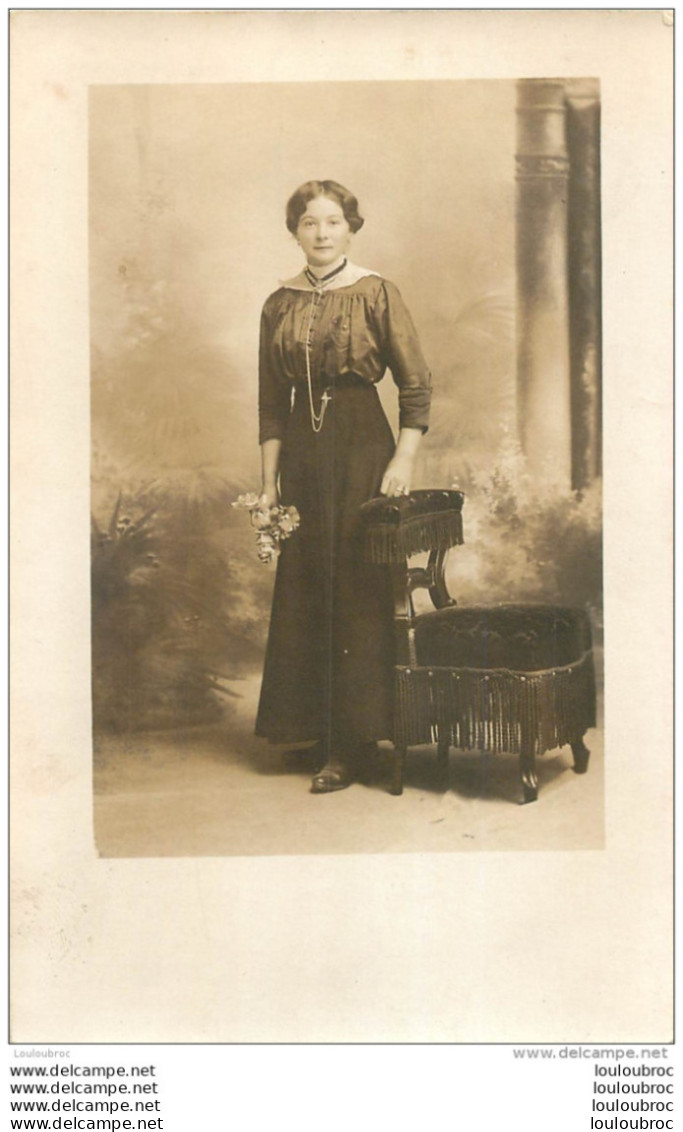 CARTE PHOTO FEMME ET BOUQUET - Te Identificeren