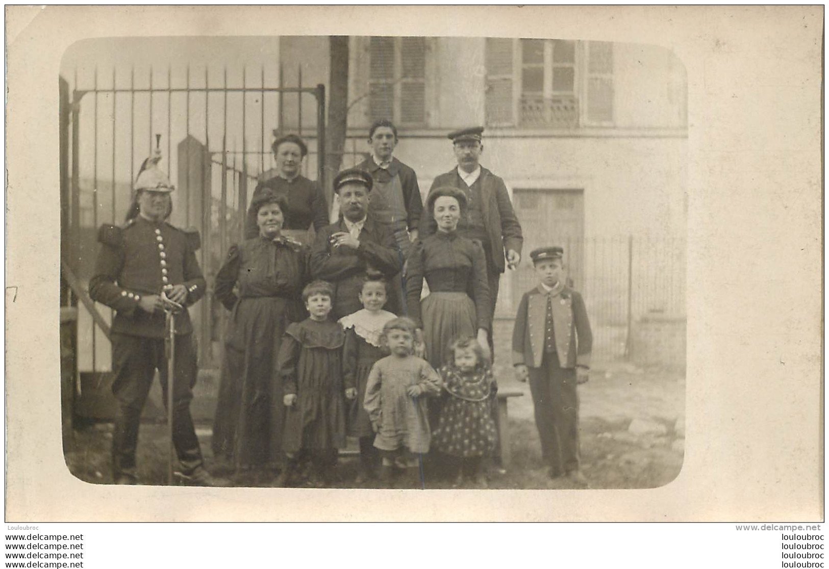 CARTE PHOTO GROUPE DE PERSONNES ET UN SOLDAT LIEU NON IDENTIFIE - Zu Identifizieren