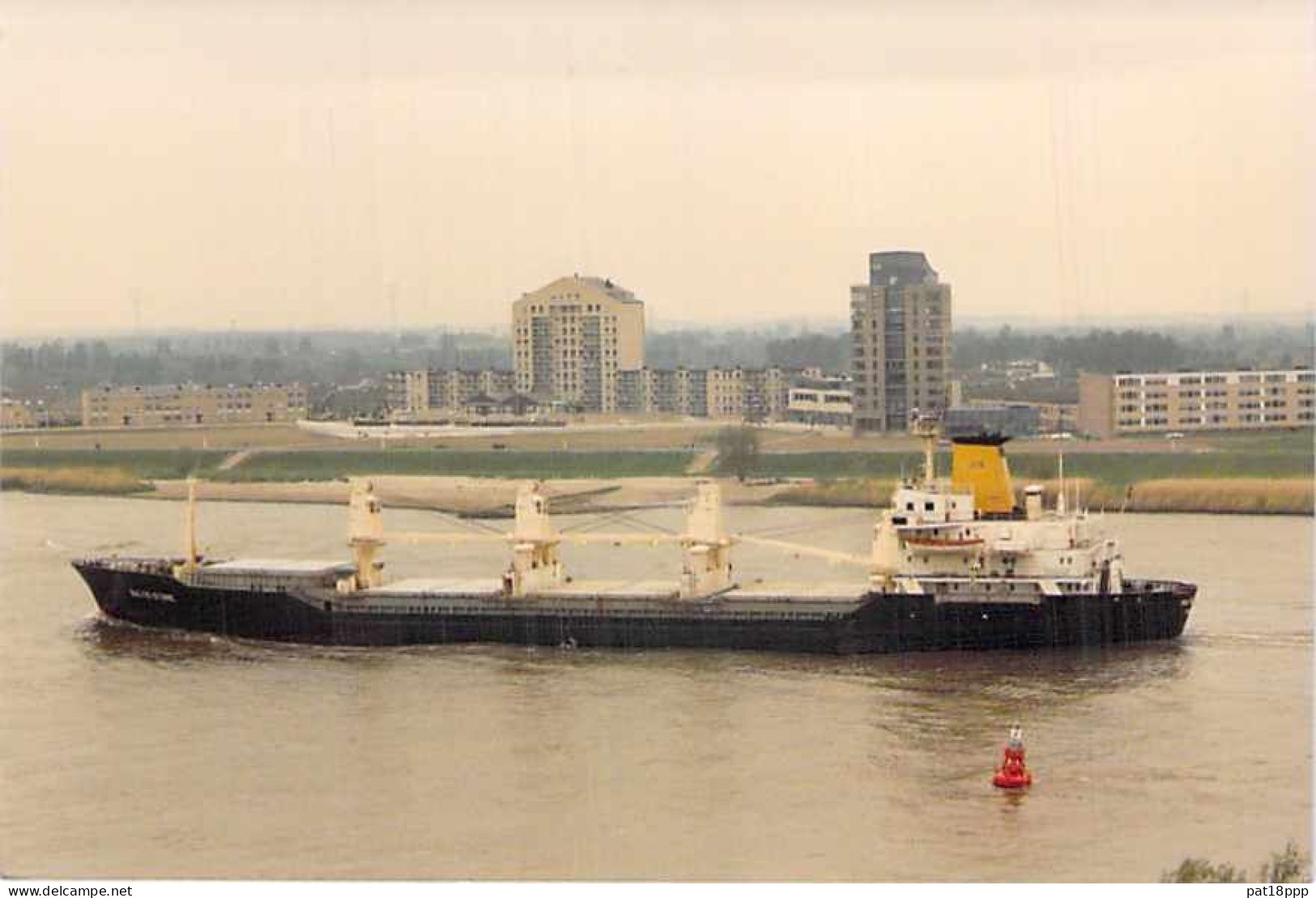 Lot de 100 BATEAUX DE COMMERCE - Photos couleur format CPM Cargo Ferry Merchant Ship Tanker Carrier Boats 1980-2000