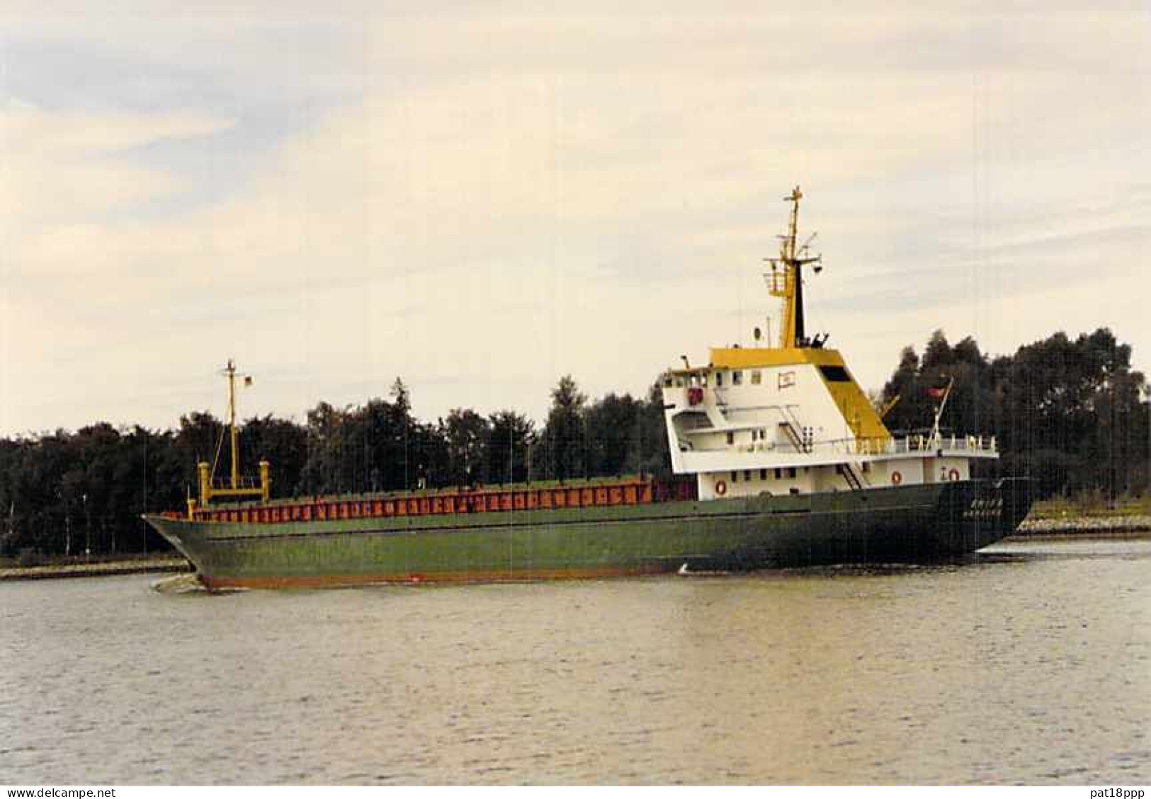 Lot de 100 BATEAUX DE COMMERCE - Photos couleur format CPM Cargo Ferry Merchant Ship Tanker Carrier Boats 1980-2000