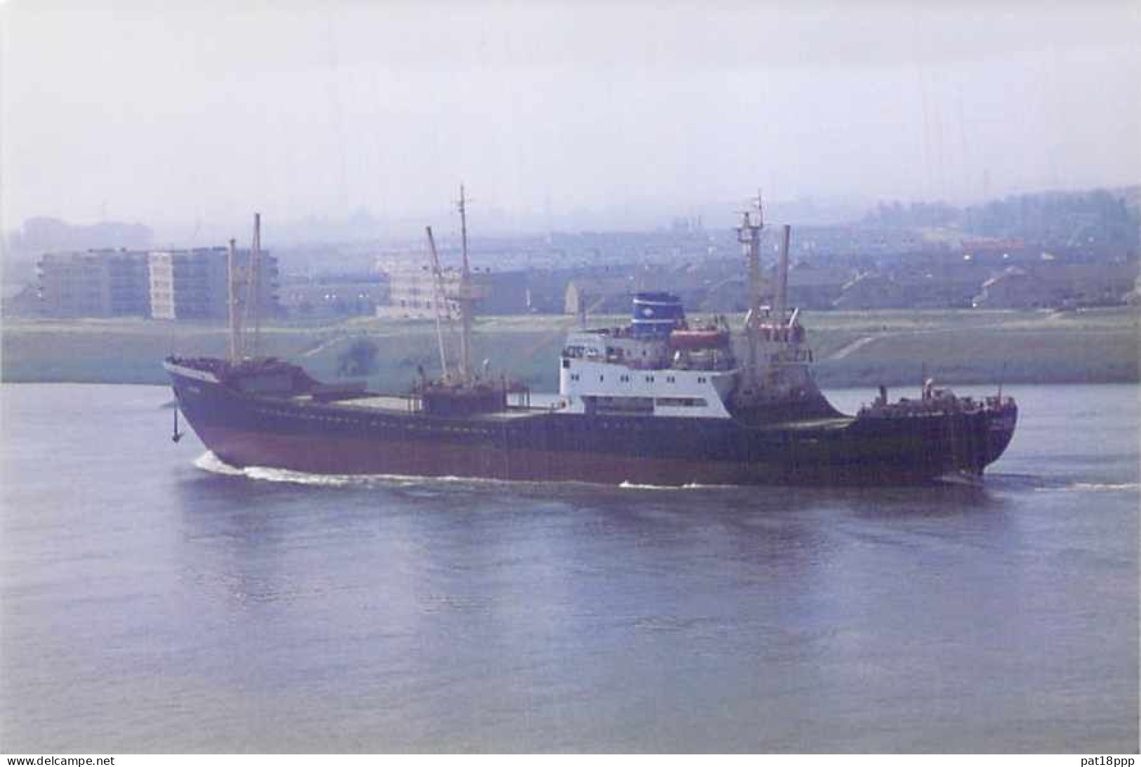Lot de 100 BATEAUX DE COMMERCE - Photos couleur format CPM Cargo Ferry Merchant Ship Tanker Carrier Boats 1980-2000