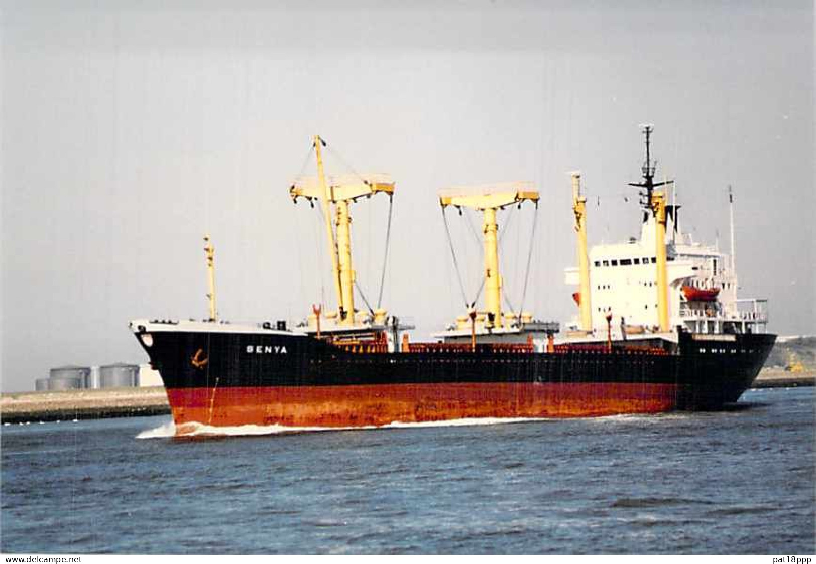 Lot de 100 BATEAUX DE COMMERCE - Photos couleur format CPM Cargo Ferry Merchant Ship Tanker Carrier Boats 1980-2000