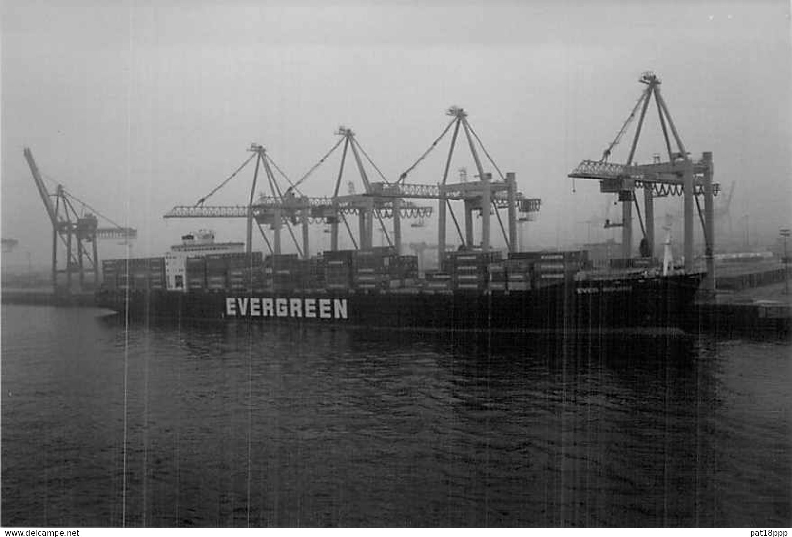 Lot de 100 BATEAUX DE COMMERCE - Photos couleur format CPM Cargo Ferry Merchant Ship Tanker Carrier Boats 1980-2000