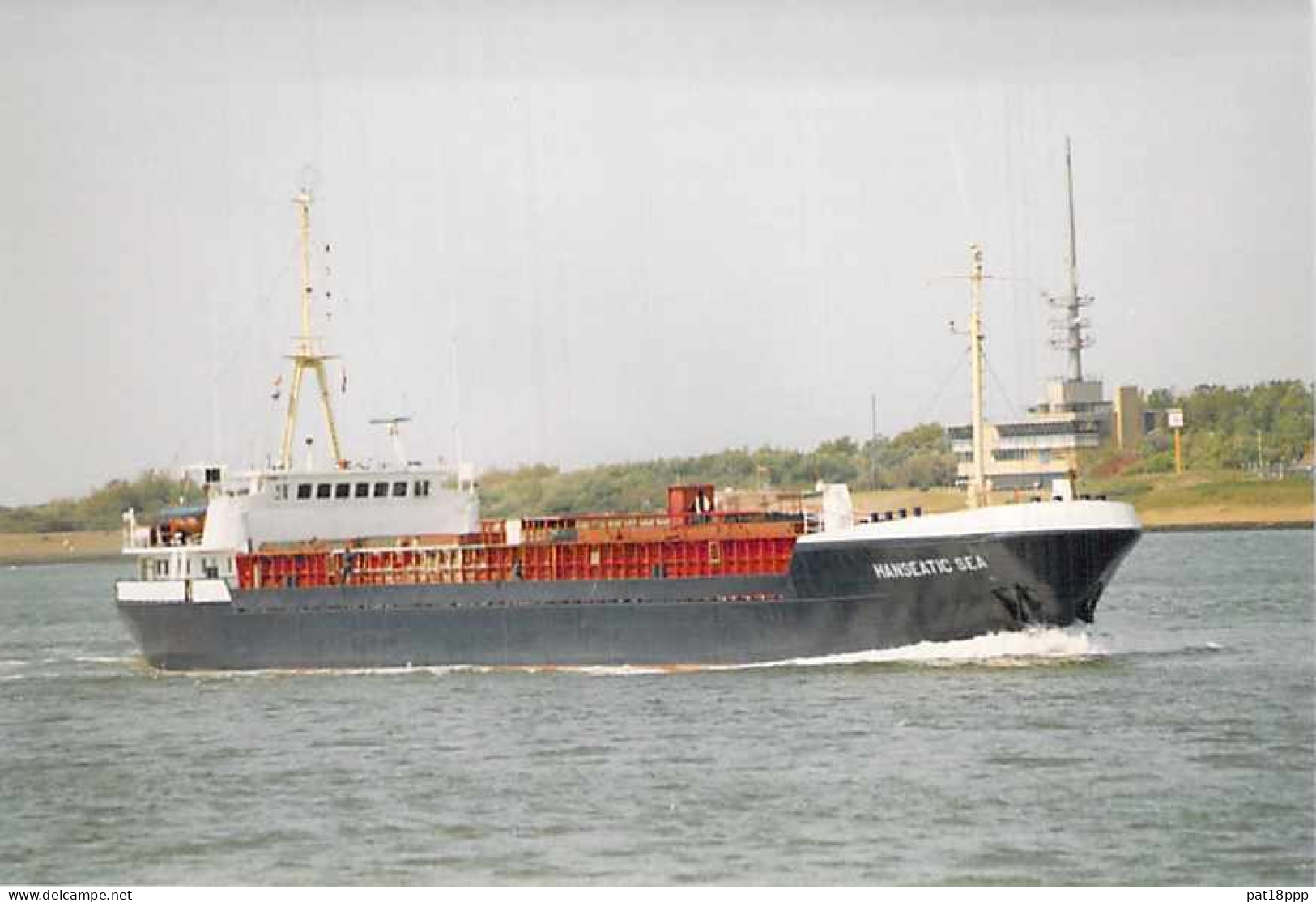 Lot de 100 BATEAUX DE COMMERCE - Photos couleur format CPM Cargo Ferry Merchant Ship Tanker Carrier Boats 1980-2000