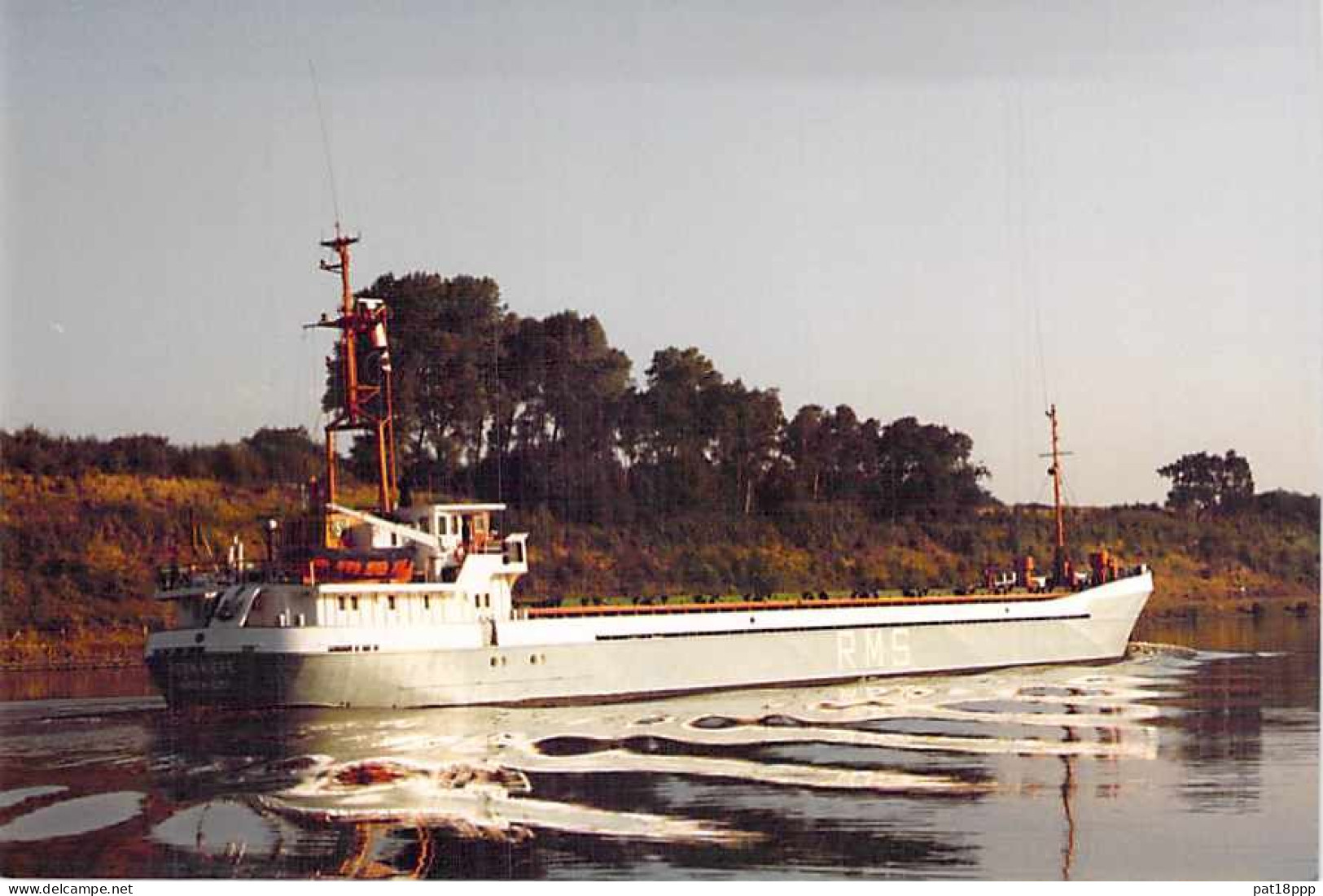 Lot de 100 BATEAUX DE COMMERCE - Photos couleur format CPM Cargo Ferry Merchant Ship Tanker Carrier Boats 1980-2000