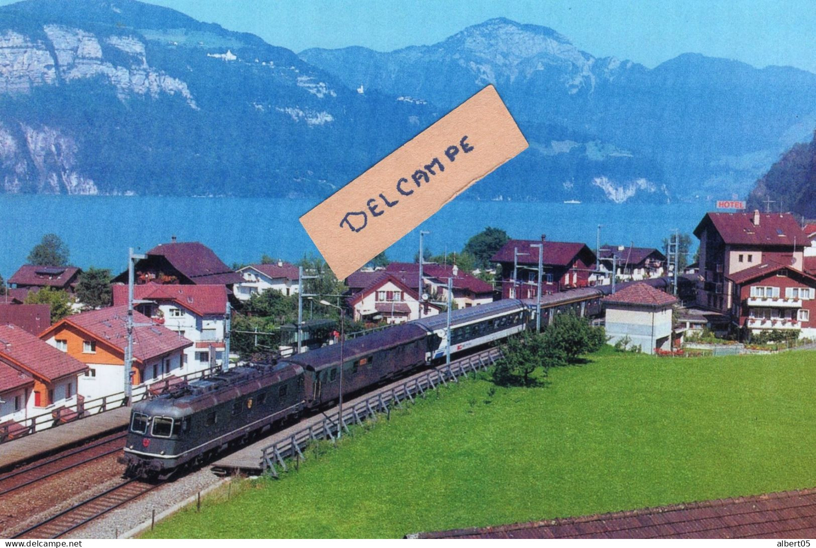 Train Bâle-Chiasso , Remorqué Par Une Re 6/6 , Passe à Sisikon, Le Long Du Lac Des 4 Cantons En 1993 - Reproduction - Sisikon