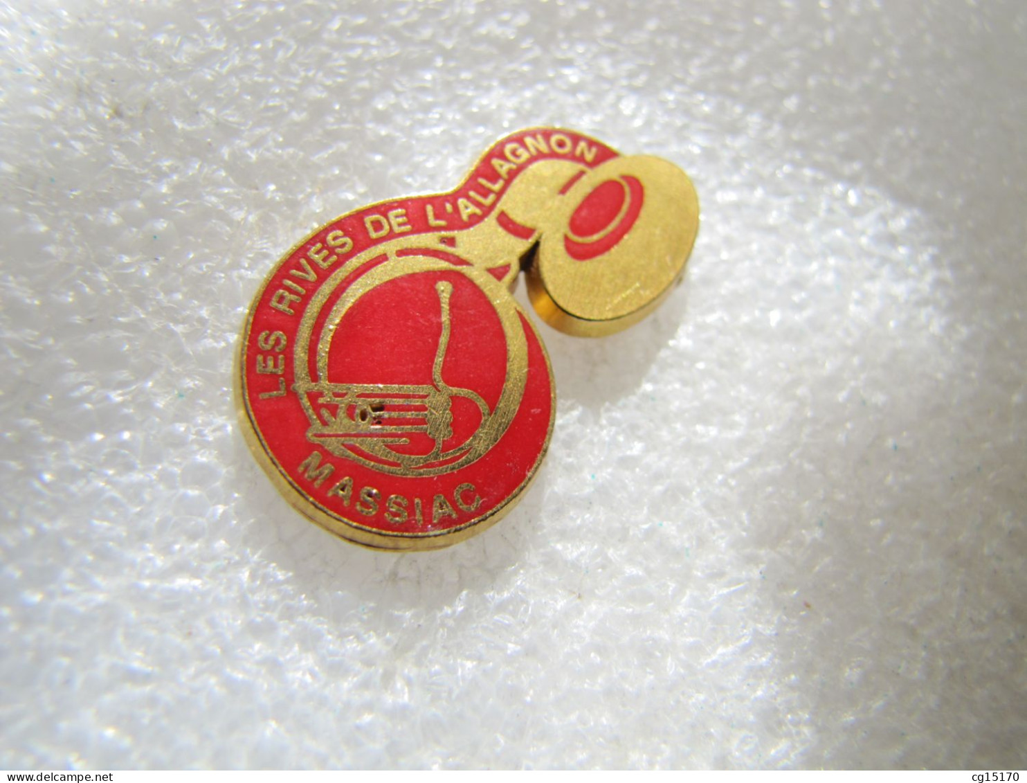 PIN'S    MUSIQUE  MASSIAC  LES RIVES DE L'ALLAGNON  ROUGE   Zamak  BERAUDY - Musica