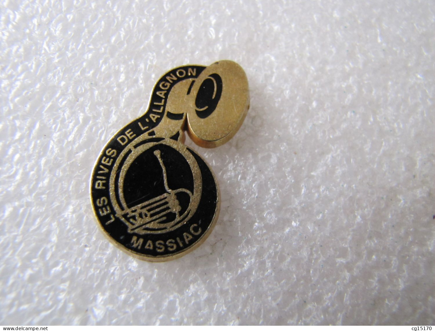 PIN'S    MUSIQUE  MASSIAC  LES RIVES DE L'ALLAGNON  NOIR   Zamak  BERAUDY - Music