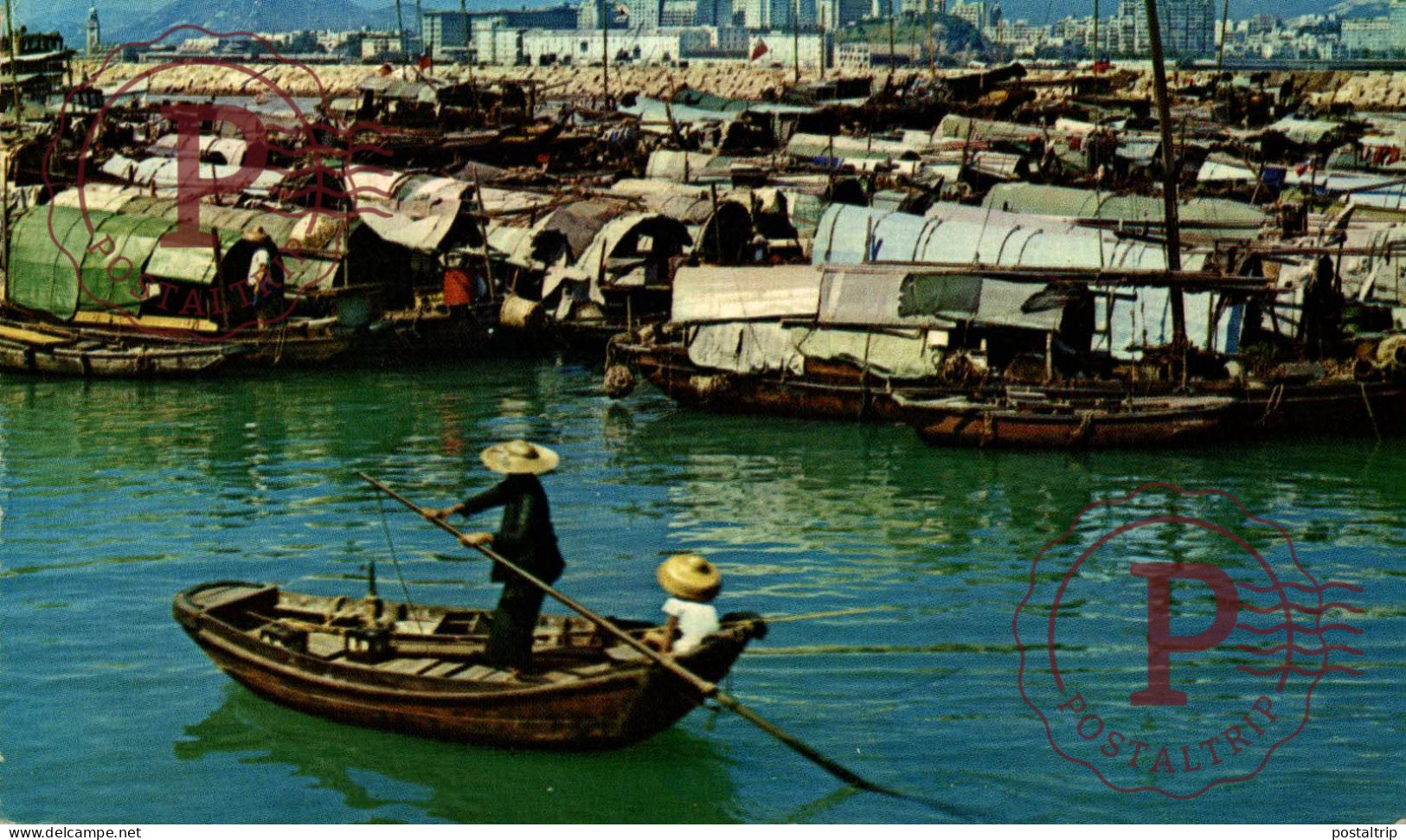 CHINA. CHINE. HONGKONG. Sampans With Their Owners And Families Moored - Cina (Hong Kong)