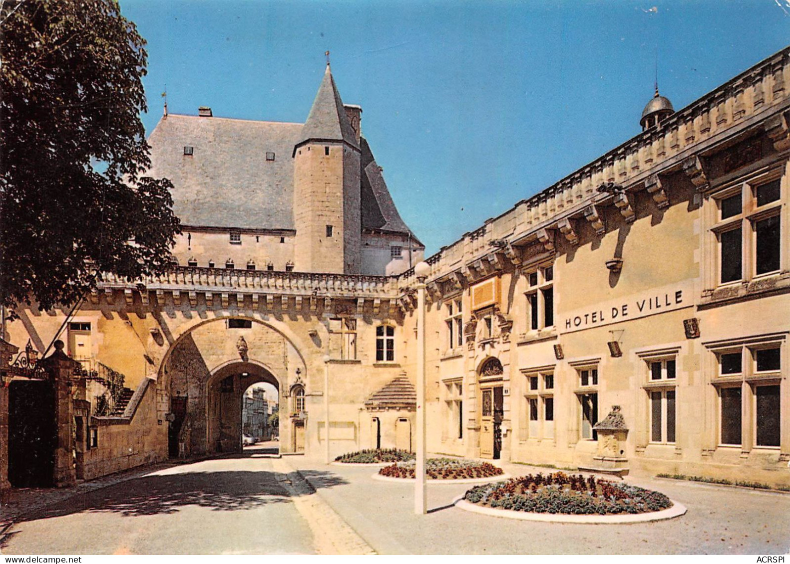 17 JONZAC L'hotel De Ville Et Le Chateau (Scans R/V) N° 58 \MO7002 - Jonzac
