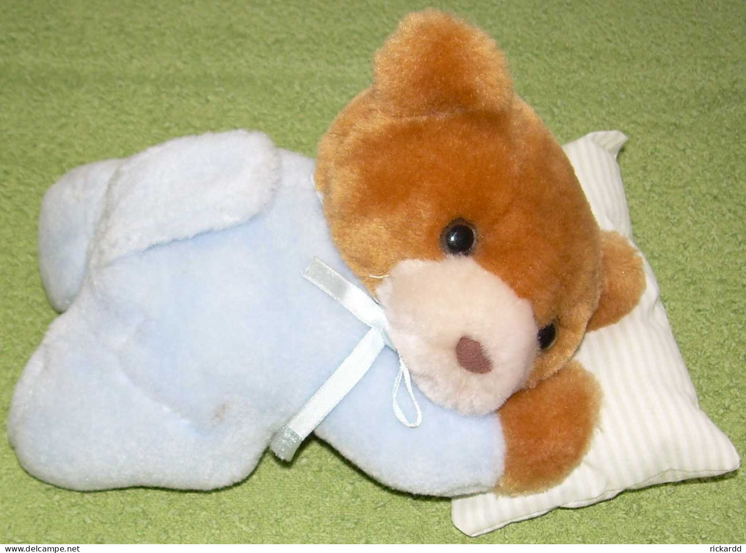 Bearbaby On A Pillow C:a 20 Cm Long - Cuddly Toys