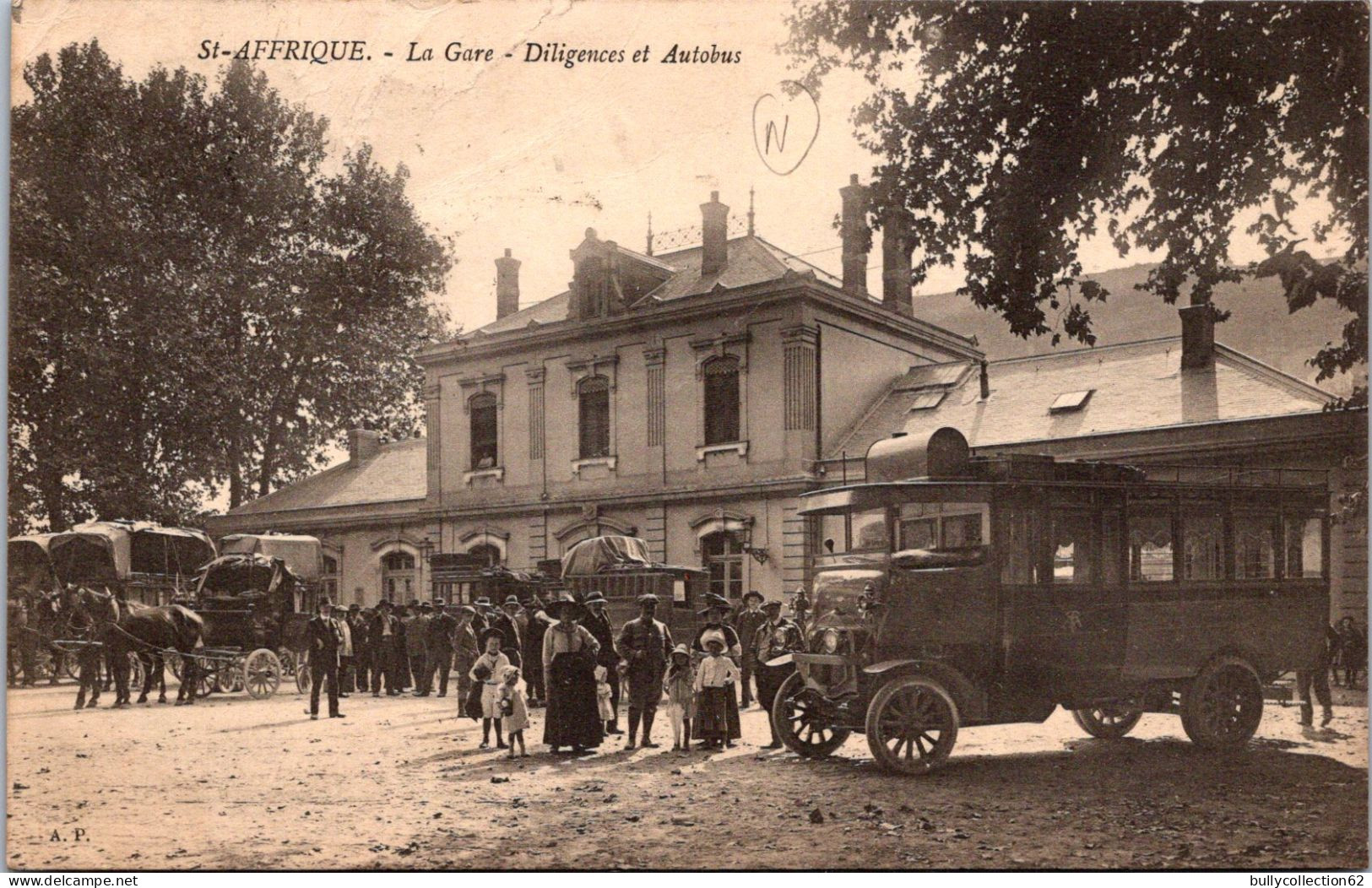 CPA - SELECTION -   SAINT AFRIQUE  -  La Gare, Diligences Et Autobus. - Saint Affrique