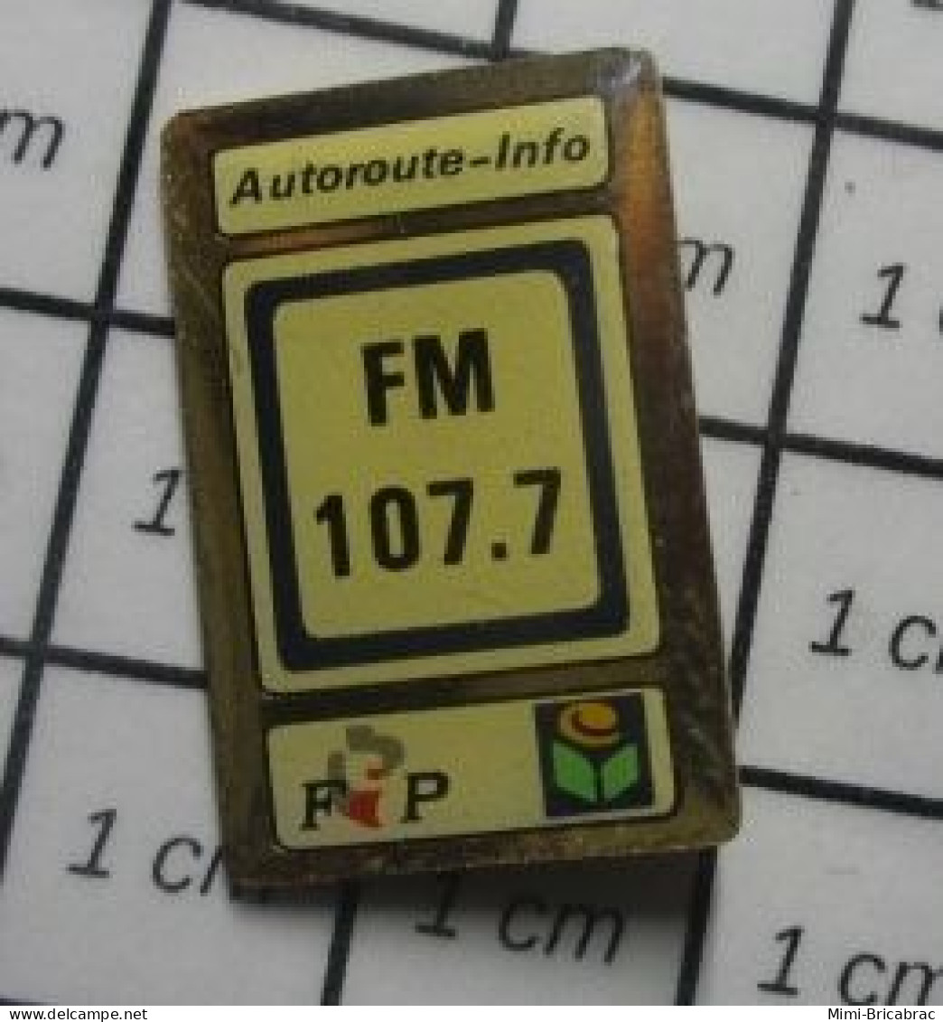 713L Pin's Pins / Beau Et Rare / MEDIAS / RADIO FIP AUTOROUTE-INFO 107.7 MHZ FM - Medios De Comunicación