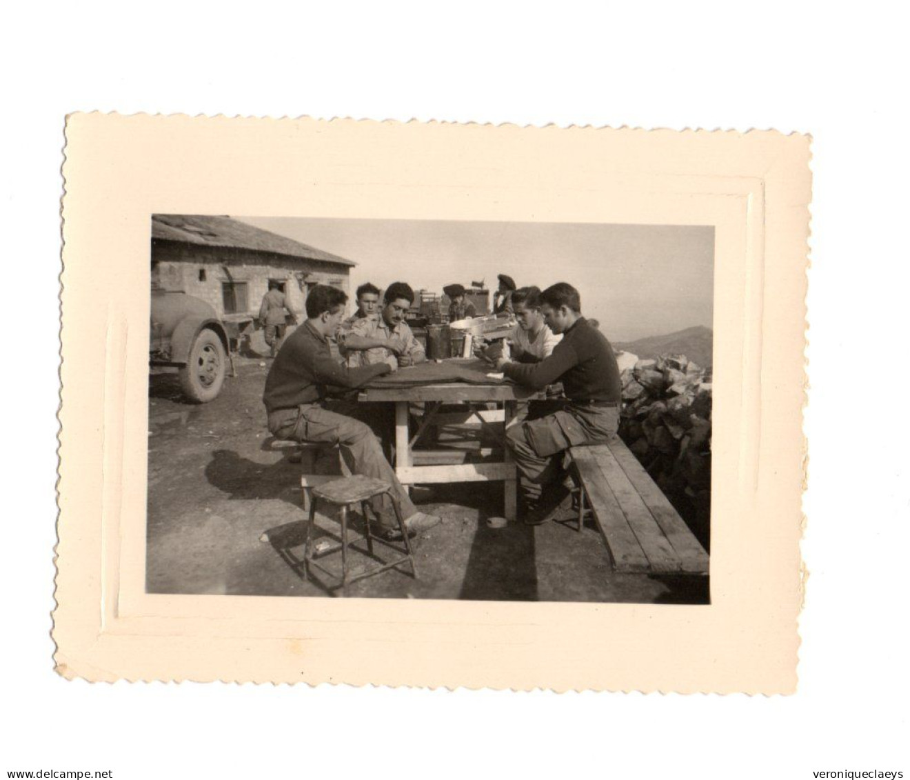 Photo Ancienne Militaires Chasseurs Alpins Assis Jouant Aux Cartes C1/9 - 1939-45