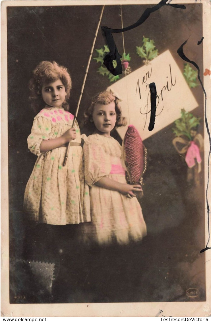 FETES - VOEUX - 1er Avril - Poisson D'avril - 1er Avril - Deux Jeunes Filles Avec Un Poisson - Carte Postale Ancienne - 1° Aprile (pesce Di Aprile)