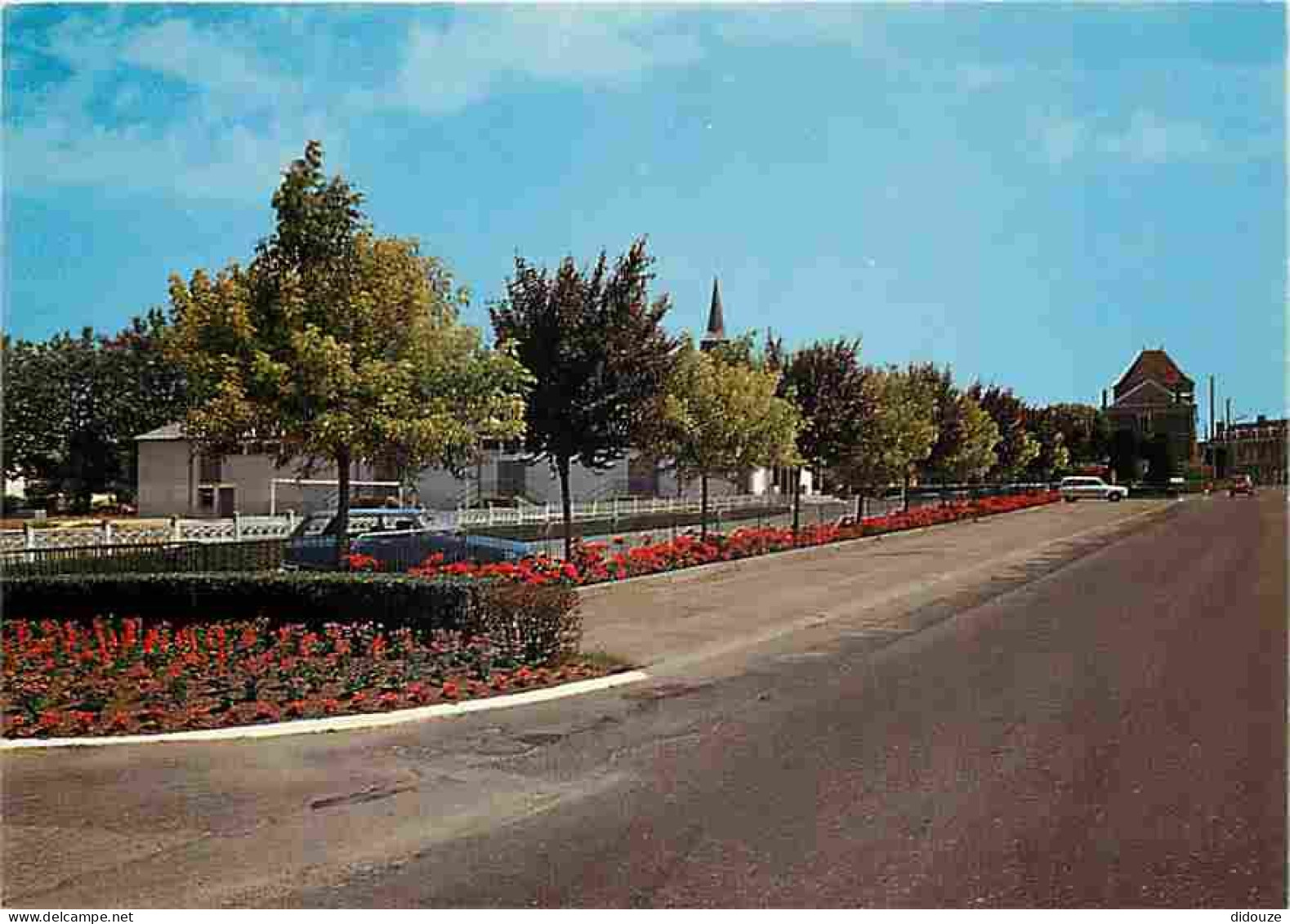 18 - Les Aix D'Angillon - Route De Bourges Et Le Parc - Automobiles - Fleurs - CPM - Voir Scans Recto-Verso - Les Aix-d'Angillon