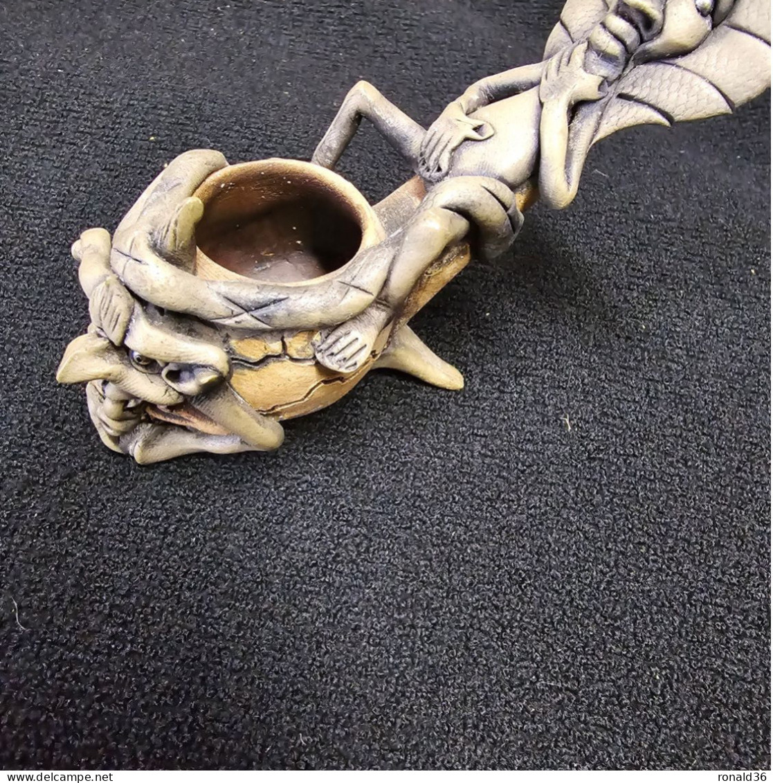 Tabac Fumerie PIPE En Terre Cuite Tube Bois Art Contemporain Représentant Une Tête De Mort , Cobra Personnage Démon Dieu - Pipes En Terre Et Porcelaine
