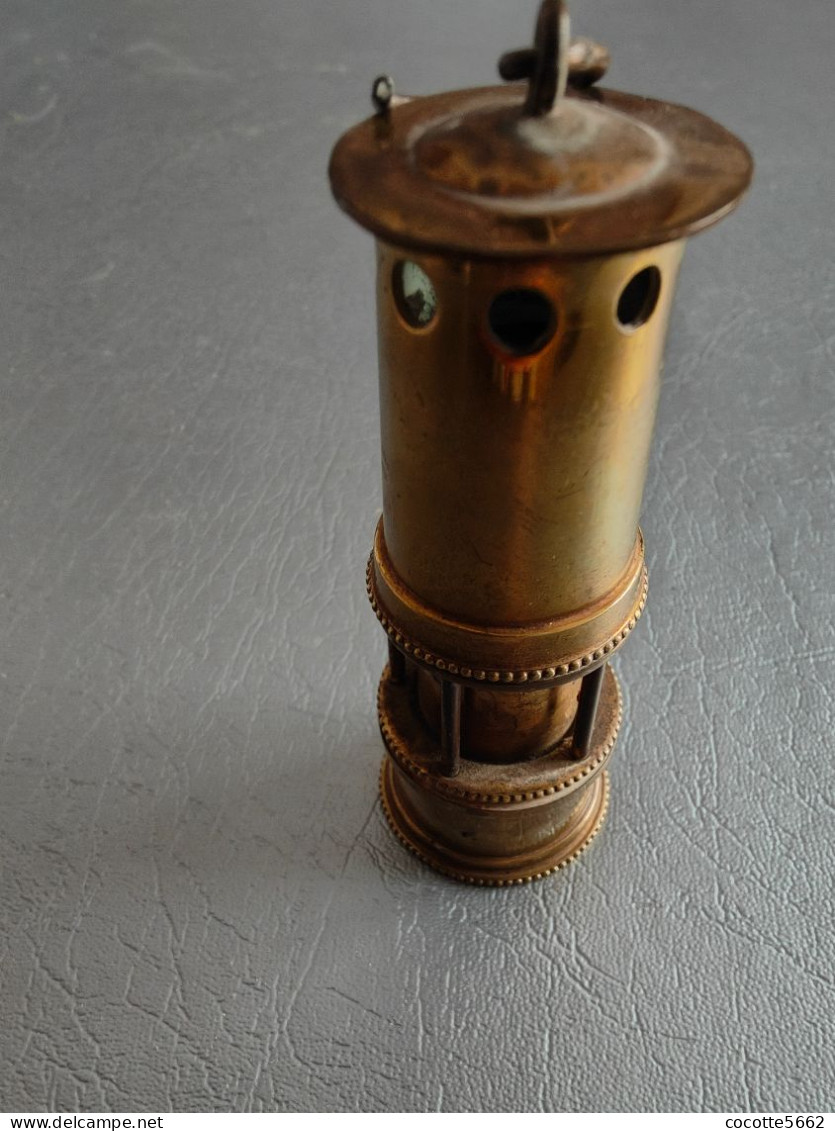 Très Ancien Briquet Lampe De Mineur En Cuivre - Candeleros, Candelabros Y Palmatorias