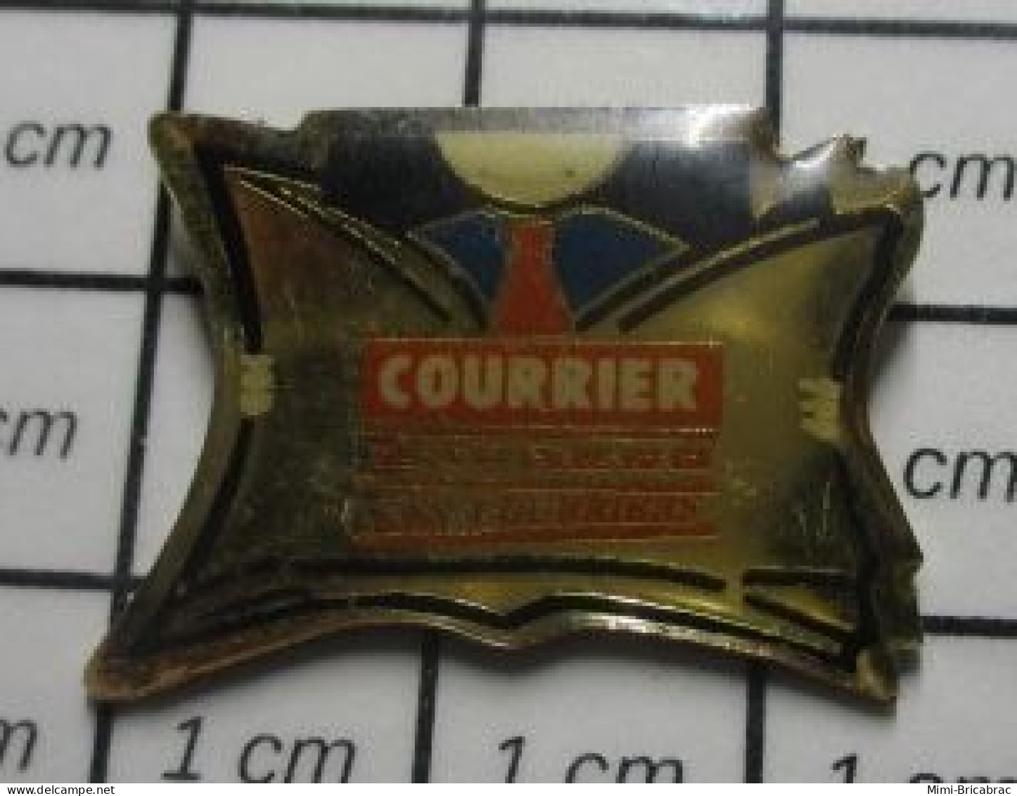 916B Pin's Pins / Beau Et Rare / Thème MEDIAS / LE JOURNAL LE COURRIER .... De Qui De Quoi ? - Médias