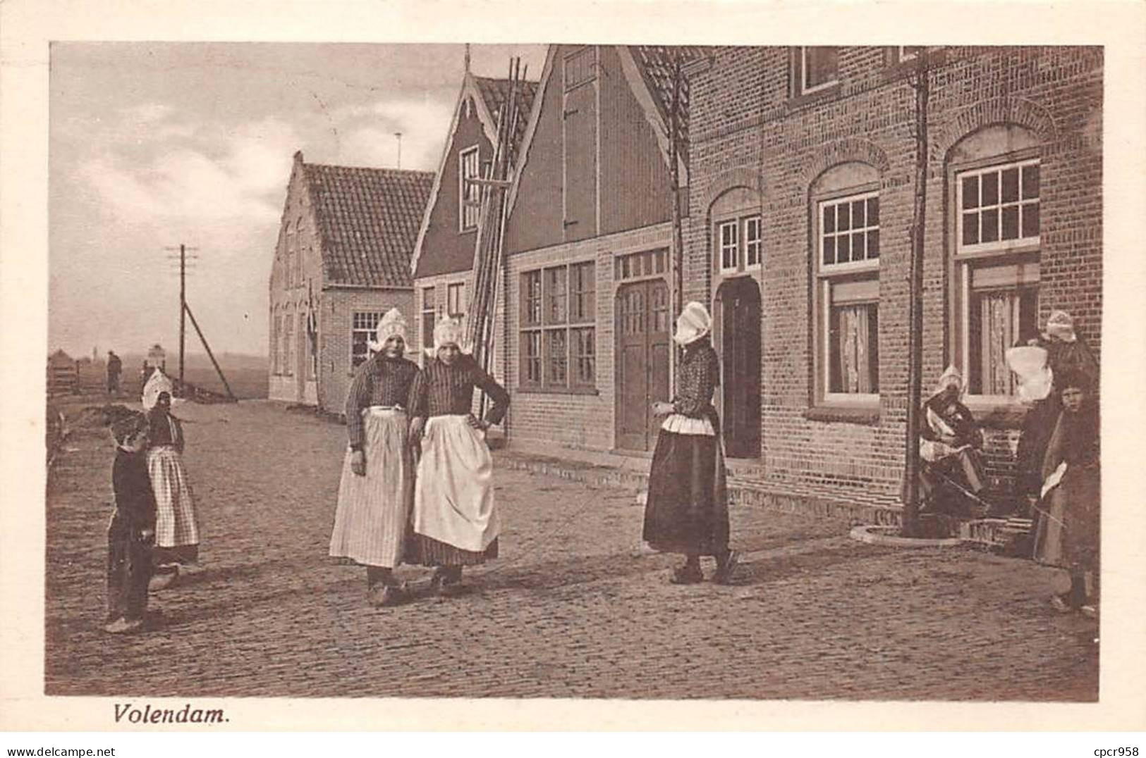 PAYS BAS - VOLENDAM - SAN43012 - Femmes En Costumes - Volendam