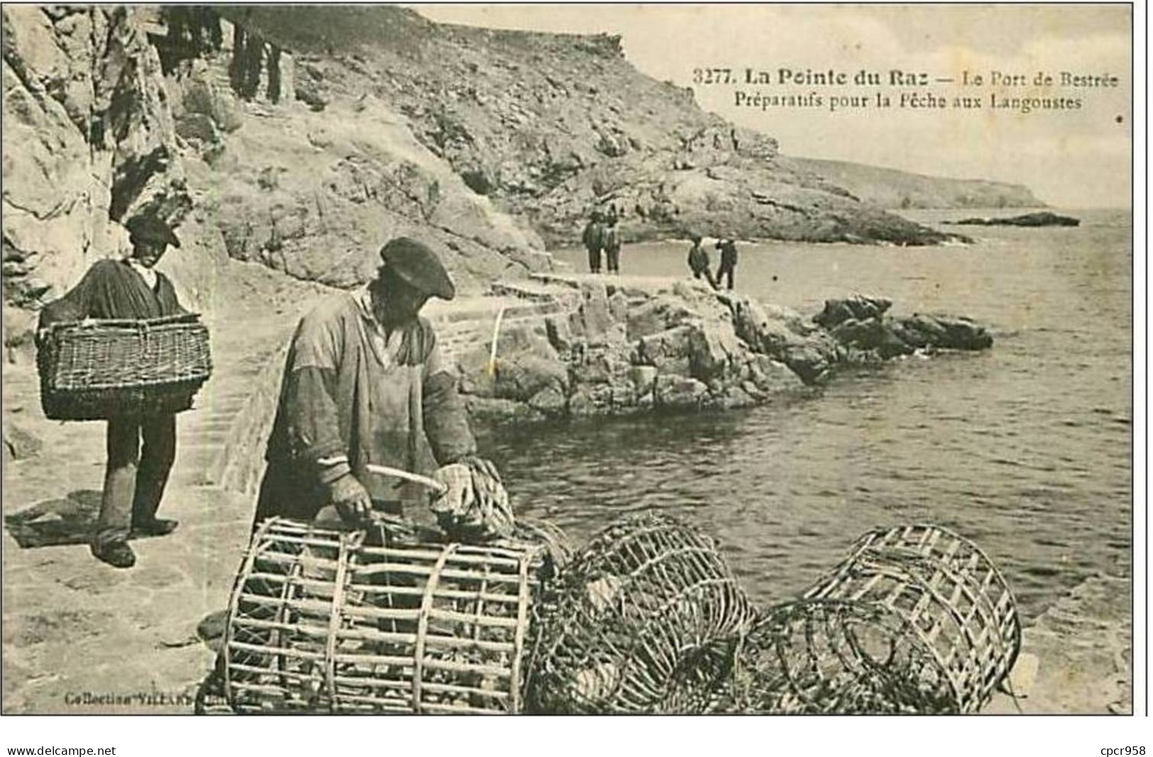 PECHE.LA POINTE DU RAZ.LE PORT DE BESTREE.PREPARATIFS POUR LA PECHE AUX LANGOUSTES - Pesca