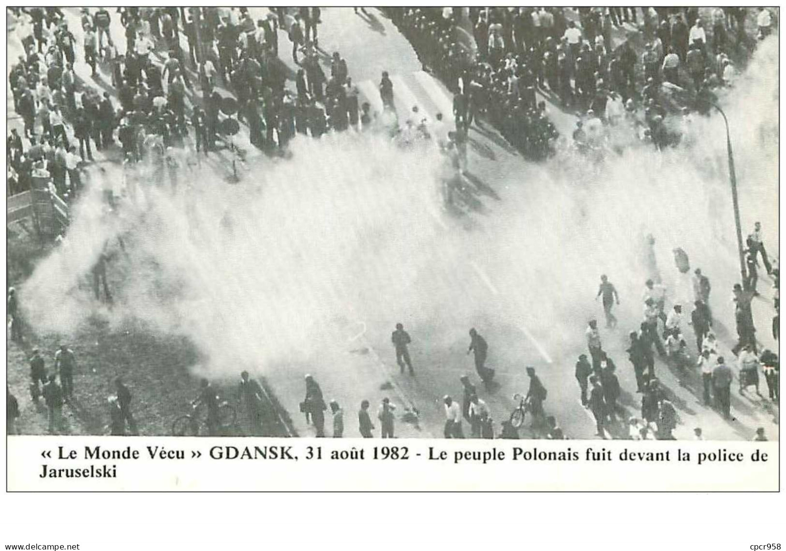 POLITIQUE.n°14770.LE MONDE VECU.GDANSK 31 AOUT 1982.LE PEUPLE POLONAIS FUIT DEVANT LA POLICE DE JARUSELSKI - Evènements