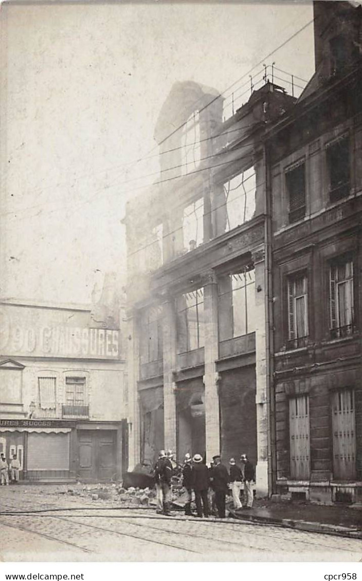 Métiers - N°83169 - Pompiers En Bas D'un Bâtiment - Carte Photo à Localiser - Feuerwehr