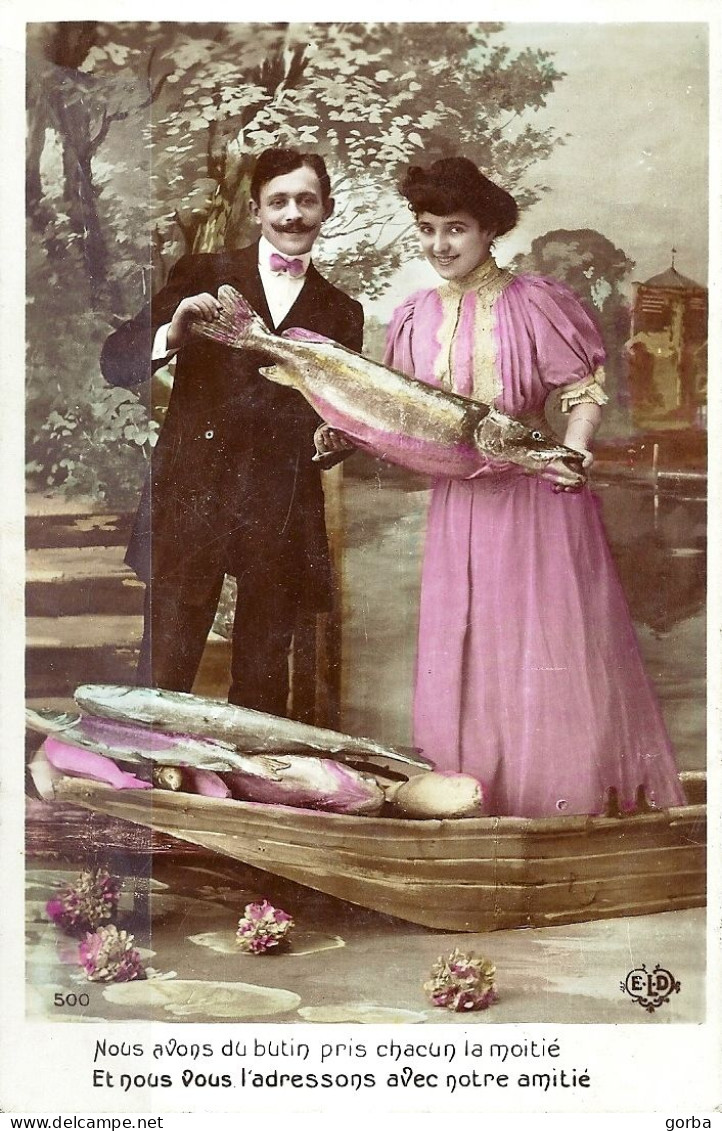 *CPA - 1er Avril - Couple Avec Poissons Et Barque - 1er Avril - Poisson D'avril