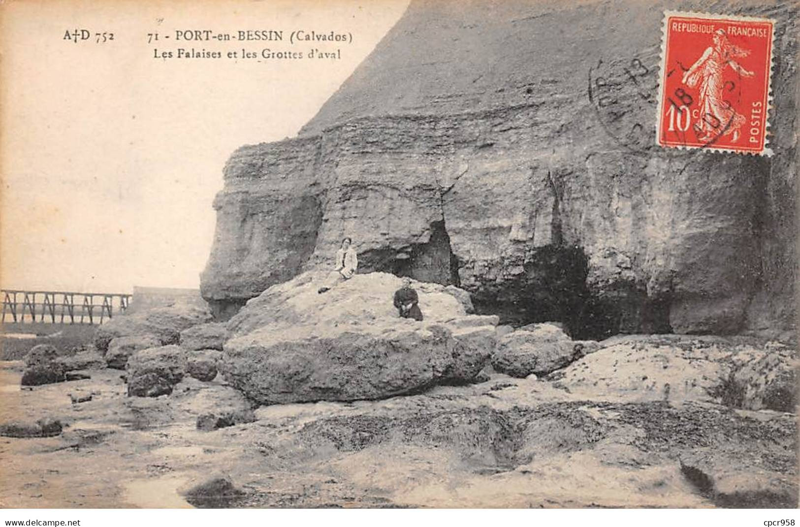 14 - PORT EN BESSIN - SAN58224 - Les Falaises Et Les Grottes D'aval - Port-en-Bessin-Huppain