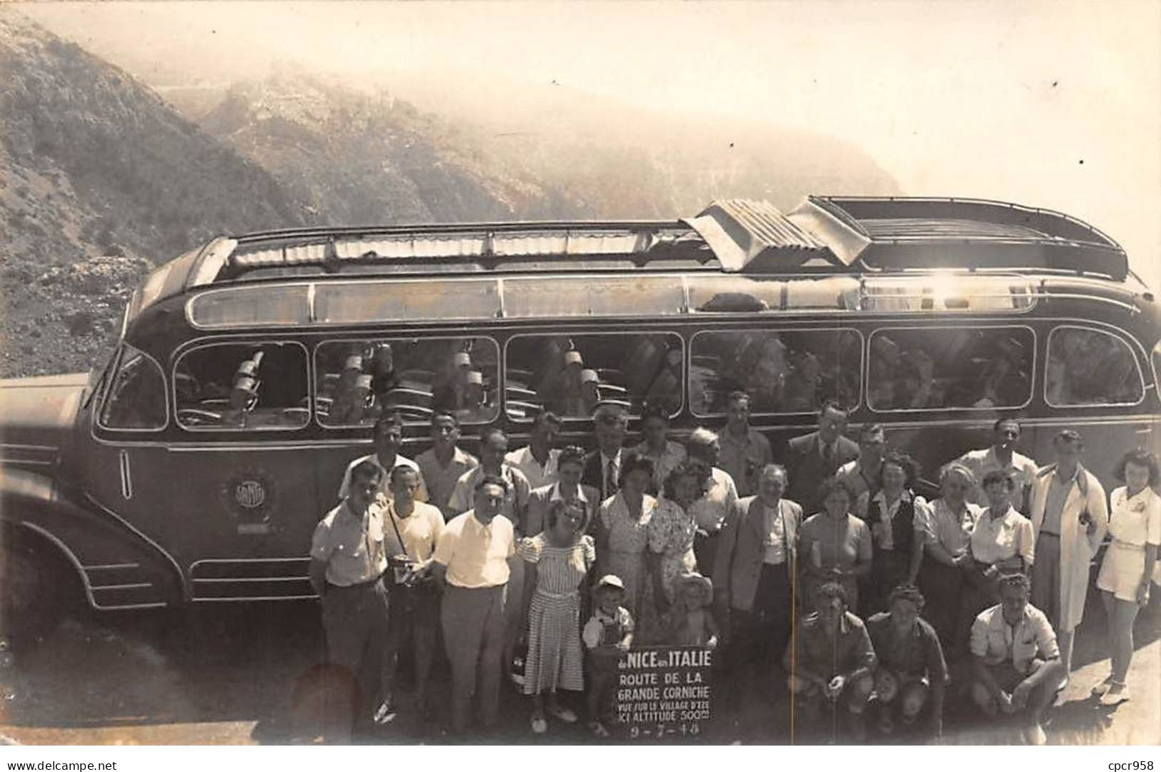 06 - N°86970 - NICE - Touristes Devant Un Autobus à Toit Ouvert, De Nice En Italie, Route Grande Corniche - Carte Photo - Transport (road) - Car, Bus, Tramway